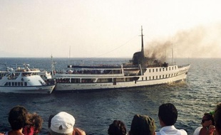 La cour d'assises spéciale de Paris a condamné jeudi à 30 ans de réclusion criminelle trois membres du Fatah-Conseil révolutionnaire (CR), dit groupe Abou Nidal, jugés par défaut pour l'attaque du bateau City of Poros qui fit neuf morts, il y a 23 ans en Grèce.