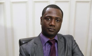 Souleymane Sylla, victime d'un incident raciste causé par des supporteurs de Chelsea mardi dans le métro parisien, pose à Paris le 20 février 2015