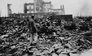 Un homme observe les ruines de la ville d'Hiroshima après l'explosion de la bombe atomique, le 6 août 1945.