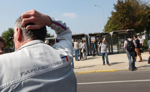 Les salariés de PSA Peugeot-Citroën devant leur usine à Aulay-sous-Bois le 4 septembre 2012.