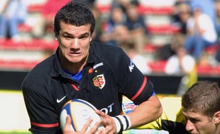 L'ailier du Stade Toulousain Nicolas Jeanjean (à gauche) déborde la défense rochelaise, le 21 octobre 2001.