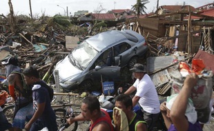 Des survivants après le passage du typhon Haiyan à Tacloban, aux Philippines, le 11 novembre 2013.