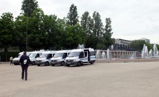 Sur la place Stalingrad, un important dispositif policier limite la réinstallation des