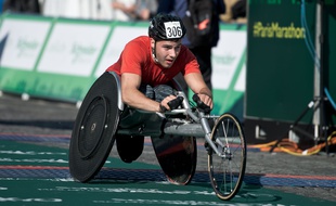 Un para-cycliste participe au 40ème marathon de Paris