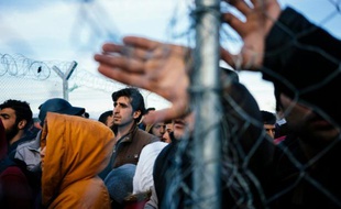 Migrants et réfugiés sont regroupés à Idomeni à la frontière entre la Grèce et la Macédoine, le 5 mars 2016
