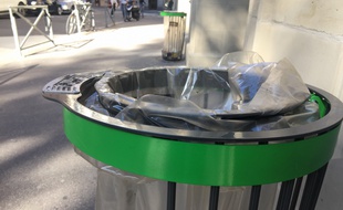 Les nouvelles poubelles, appelées corbeilles, ont un éteignoir à cigarettes.