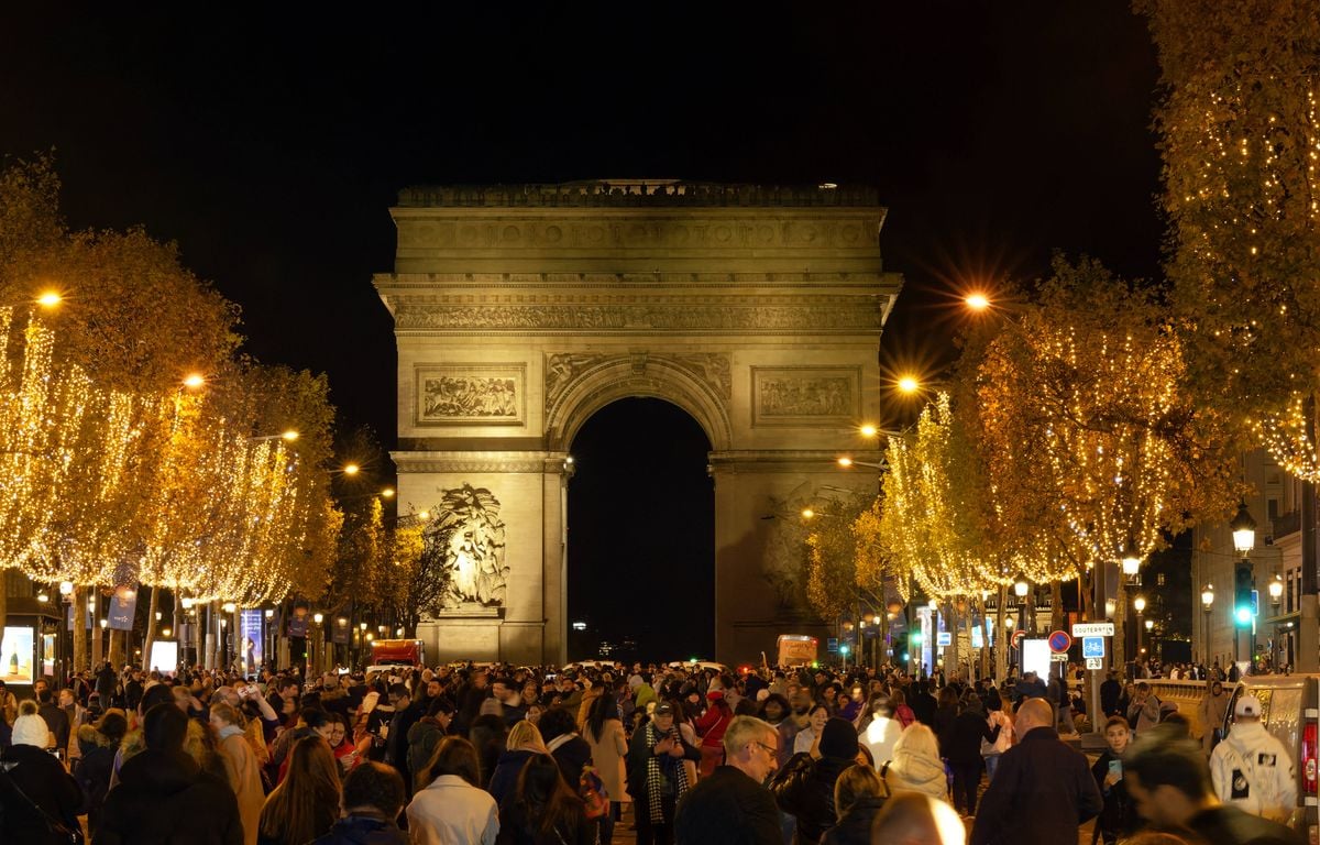 Paris : Le nom de la star qui va lancer les illuminations de Noël sur les Champs-Élysées dévoilée