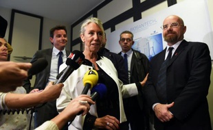 Corinne Treger (2e à g), présidente de la start-up Biosantech et le docteur Erwann Loret (d), chercheur au CNRS, à Marseille le 16 mars 2016