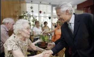 Dominique de Villepin préside jeudi à 17H30 à Matignon une réunion interministérielle sur le plan canicule, alors que la vague de chaleur qui touche actuellement l'Europe pourrait avoir fait neuf morts en France.