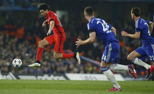 Javier Pastore prend le dessus sur la défense de Chelsea, le 11 mars 2015.