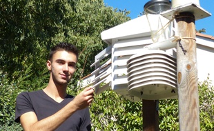 Bron, le 30 août 2015. Depuis sa chambre, Romain réalise pendant son temps libre les prévisions météo détaillées pour la métropole de Lyon.