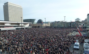 Une heure avant le début de la manifestation, l'esplanade De Gaulle était déjà noire de monde.