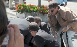 Interpellation de l'individu qui a violemment agrippé Nicolas Sarkozy le 30 juin 2011 à Brax (Lot-et-Garonne).
