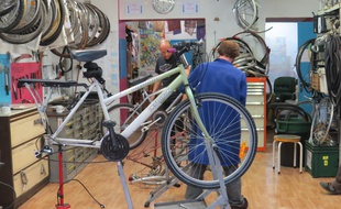 Le 18 novembre 2015, dans l'atelier du collectif Vélos en Ville qui lance une opération de collecte de vélos