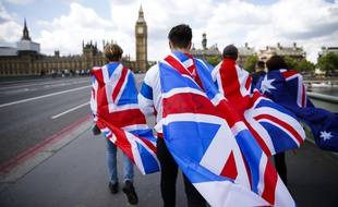 Des Britanniques drapés de l'Union Jack marchent vers le Parlement, à Londres, le 26 juin 2016.