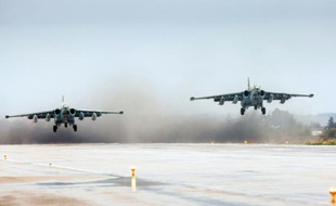 Une photo fournie par le ministère de la Défense russe, montrant des avions Sukhoi Su-25 décollant de la base de Hmeimim, dans la province de Lattaquié, dans le cadre du retrait des troupes russes de Syrie, le 16 mars 2016