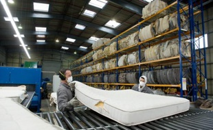 L'usine Recyc-Matelas Europe à Limay est la première à recycler sommier et matelas en France