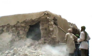 Des islamistes armés ont détruit samedi avec des haches le mausolée d'un saint musulman dans une localité du Nord-Mali, près de trois mois après avoir entamé les premières destructions de ces monuments à Tombouctou qui avaient suscité un tollé international, ont rapporté des témoins.