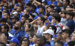 Les supporters de Cruzeiro n'en reviennent pas, leur club est relégué en deuxième division.