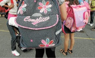 Le poids du cartable est souvent excessif par rapport au poids de l'enfant.