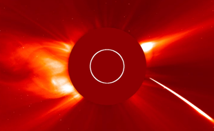 Le satellite SOHO a filmé les différentes étapes de la vaporisation d'une comète détruite par sa proximité avec le soleil entre mardi 2 août et vendredi 5 août 2016.