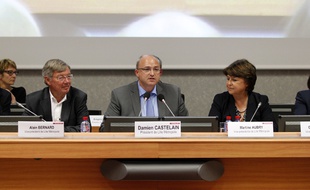 Le president de LMCU, Damien Castelain entouré de Martine Aubry et Alain Bernard.