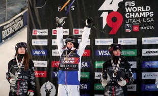 Perrine Laffont, les larmes aux yeux au moment de monter sur le podium.