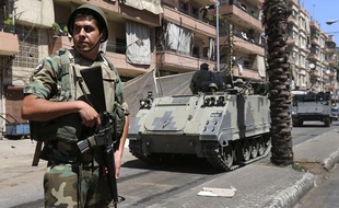 Un soldat libanais patrouille dans les rues de Tripoli, au Liban, le 23 août 2012.