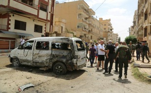 Des forces de sécurité d'une milice chrétienne sur les lieux d'une attaque à la bombe le 19 juin 2016 à Qamishli