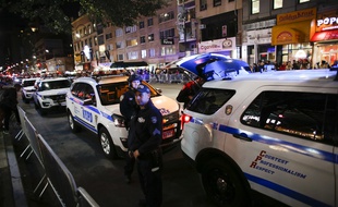 Des policiers new yorkais veillent sur la parade d'Halloween qui s'est tenue à Manhattan quelques heures seulement après l'attentat à la voiture bélier du 31 octobre 2017.