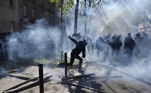 Un manifestant cagoulé lors d'une manifestation du 1er mai 2016 à Paris.