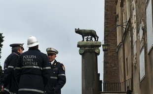 Des policiers à Rome, en Italie, le 5 décembre 2014.