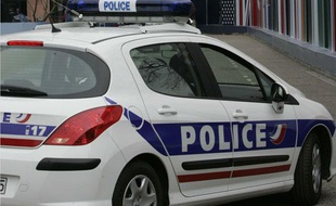 Une voiture de police en patrouille.