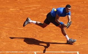Jo-Wilfried Tsonga lors de son match contre Roger Federer des Masters 1000 de Monte-Carlo, le 15 avril 2016.
