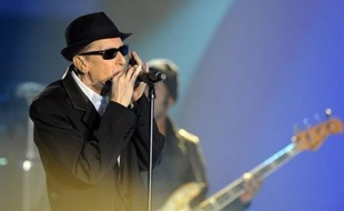 Le monde de la musique et de la politique tire son chapeau au "poète excentrique" et "au plus grand" des chanteurs au lendemain de la mort d'Alain Bashung, musicien exigeant mais aussi populaire grâce à des tubes comme +Gaby+ ou +Vertige de l'Amour+.