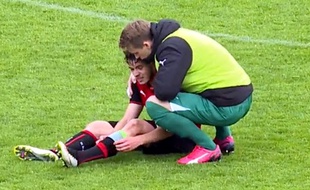 Le gardien remplaçant des U19 rennais, Romain Cagnon, console son milieu défensif Jérémy Gélin, après la défaite en Gambardella.