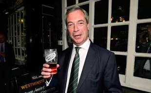 Le dirigeant du parti europhobe britannique UKIP, Nigel Farage, buvant une pinte de bière dans un pub de Londres, le 26 mai 2014