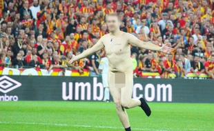 Pour 2.500 euros, un ancien gendarme a accepté de traverser tout nu la pelouse du stade Bollaert, à Lens., le 31 août dernier.