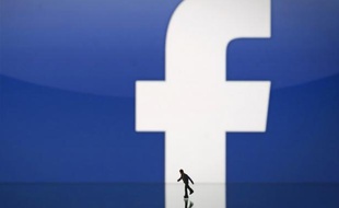 Deux semaines après l'entrée en Bourse la plus attendue de l'année et la plus importante jamais connue dans l'internet, l'action du géant des réseaux sociaux Facebook n'en finit pas de plonger. Au point où les investisseurs se demandent où s'arrêtera la chute.