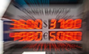 Un tableau affichant des taux de change