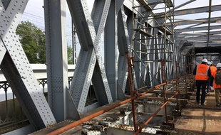 La passerelle Eiffel est fermée à la circulation ferroviaire depuis 2008.