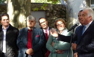 Michel Issert (devant le micro), le maire de Saint-Bauzille-de-Putois, dans l'Hérault, a annoncé vendredi sa démission. Vingt-quatre heures plus tard, son conseil municipal a démissionné à son tour.pour protester contre la décision qu'il juge inéquitable de l'Etat de leur imposer la venue de 87 migrants.