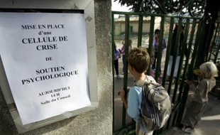 Un panneau d'information indiquant la mise en place d'une cellule de crise de soutien psychologique devant une école maternelle, en septembre 2004