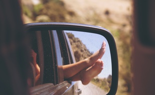 Illustration d'une personne sortant les pieds par la fenêtre d'une voiture