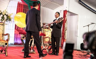 Homme fort de Madagascar depuis son coup de force en 2009, Andry Rajoelina a transmis les symboles du pouvoir vendredi à Hery Rajaonarimampianina, élu le 20 décembre, un pas important pour sortir d'une crise qui a durablement isolé et appauvri le pays.