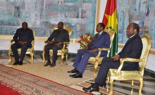 Le gouvernement malien et les groupes armés Ansar Dine et MNLA, qui discutaient directement pour la première fois, se sont engagés mardi à Ouagadougou à un "dialogue" basé sur le respect de l'intégrité territoriale du Mali et le rejet du "terrorisme", pour régler la crise dans le pays.