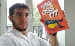 Chris Le Guelf avec son livre, « La philo selon OSS 117 ».