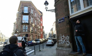 Des journalistes dans la rue Berger dans le quartier de Schaerbeek à Bruxelles, le 8 janvier 2016, après la publication d'informations selon lesquelles une habitation bruxelloise aurait servi d'atelier aux auteurs des attaques du 13 novembre