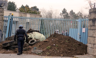 Le portail commun au conseil général et à la préfecture d'Ille-et-Vilaine a été détérioré lors de la manifestation des agriculteurs le 17 février 2016 à Rennes.