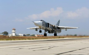 Un bombardier russe Sukhoi Su-24 décolle de la base aérienne de Hmeimim, dans la province de Lattaquié, en Syrie, le 3 octobre 2015